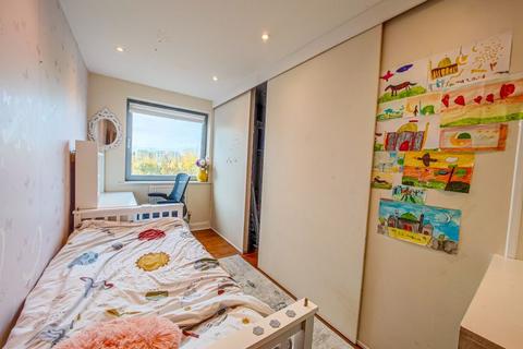 15 Warrior Close, London, SE28 0NL