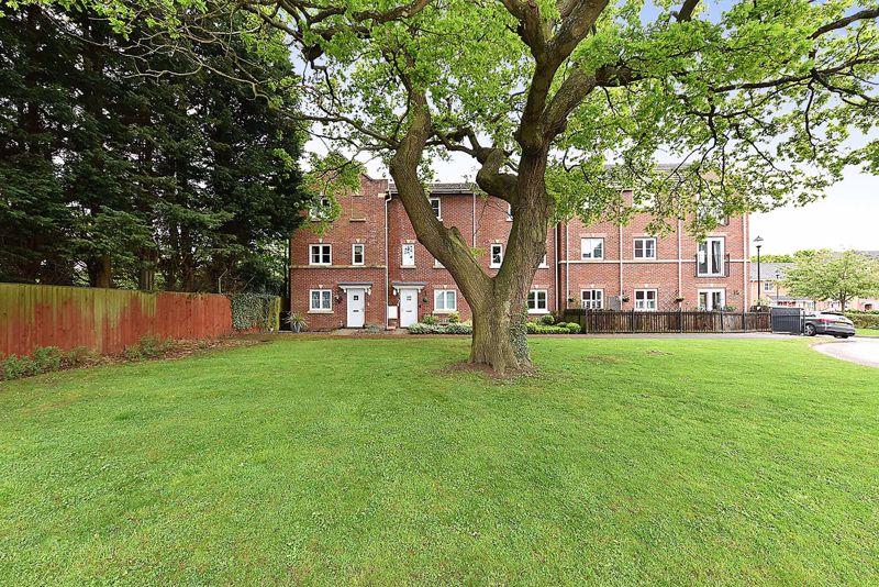 Great Oak Square, Mobberley 3 bed end of terrace house £325,000