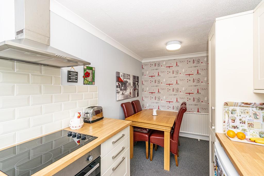 St Davids Road, Lytham St Annes, FY8 2 bed apartment £114,500