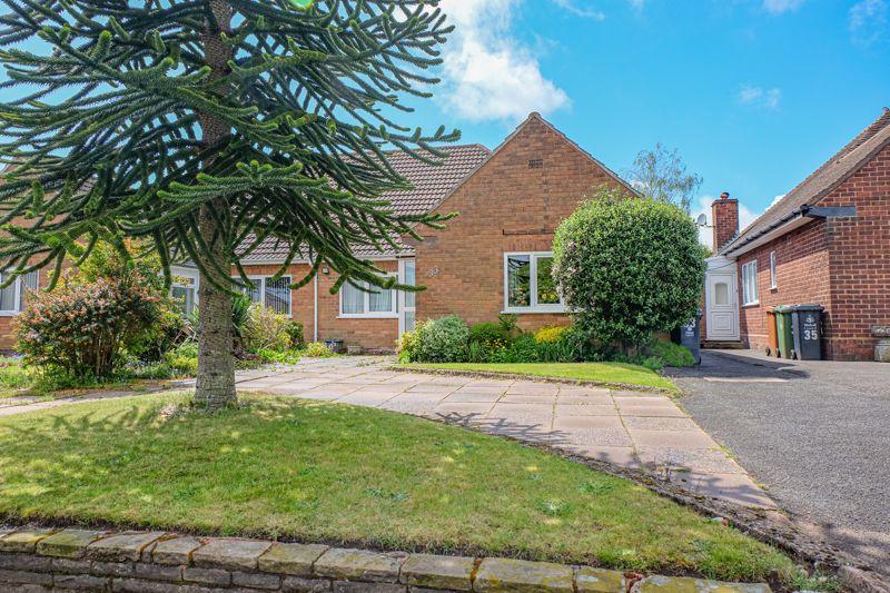 Blackwood Drive, Streetly, Sutton Coldfield, B74 3QP 3 bed semi