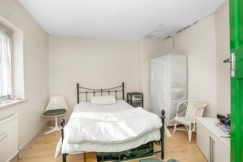 25 The Glade, Coulsdon, CR5 1SR