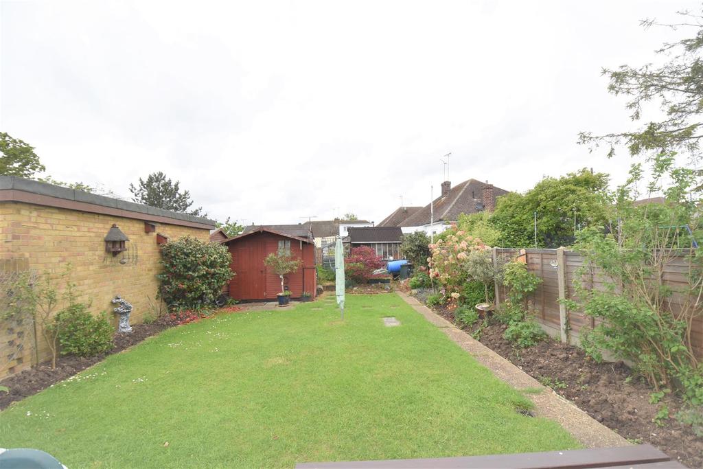 Spencer Gardens, Rochford 3 bed chalet £325,000