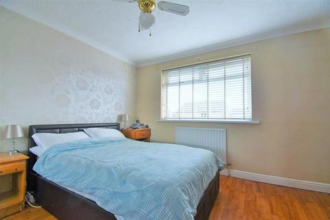 24 Brackley Close, Hull, HU8 8EF
