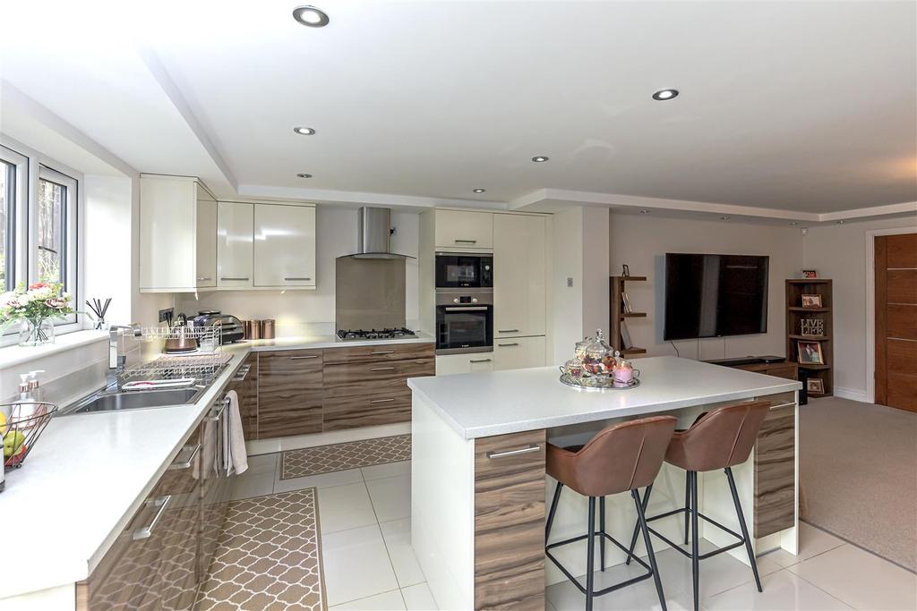 Bluebell Road, Upper Stonnall 5 bed detached house £499,950
