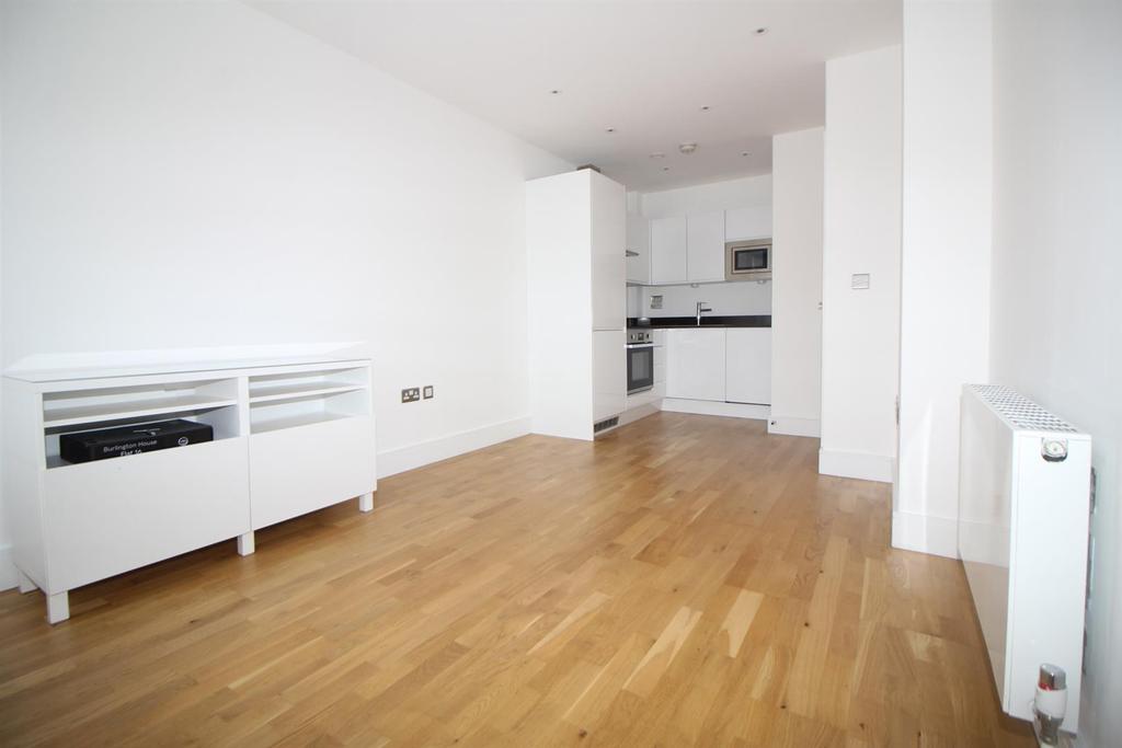 Burlington House, Waltham Cross... 1 bed flat £925 pcm (£213 pw)