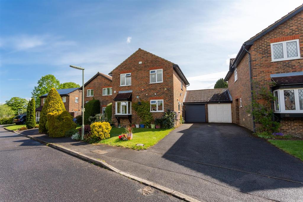 Osier Way, Banstead 3 bed detached house £585,000