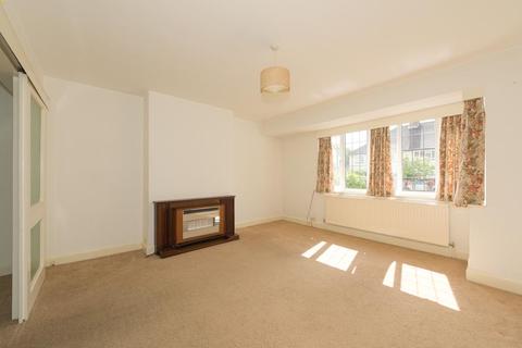 16 Hookfield, Epsom, KT19 8JG