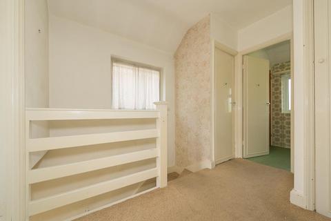 16 Hookfield, Epsom, KT19 8JG