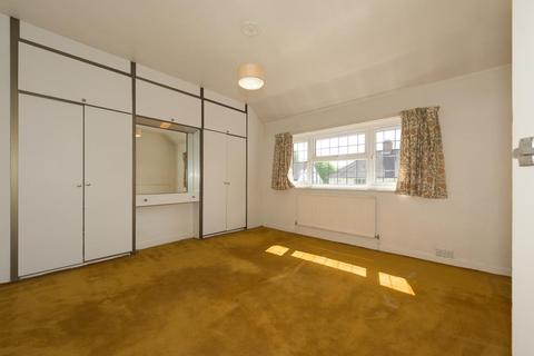 16 Hookfield, Epsom, KT19 8JG