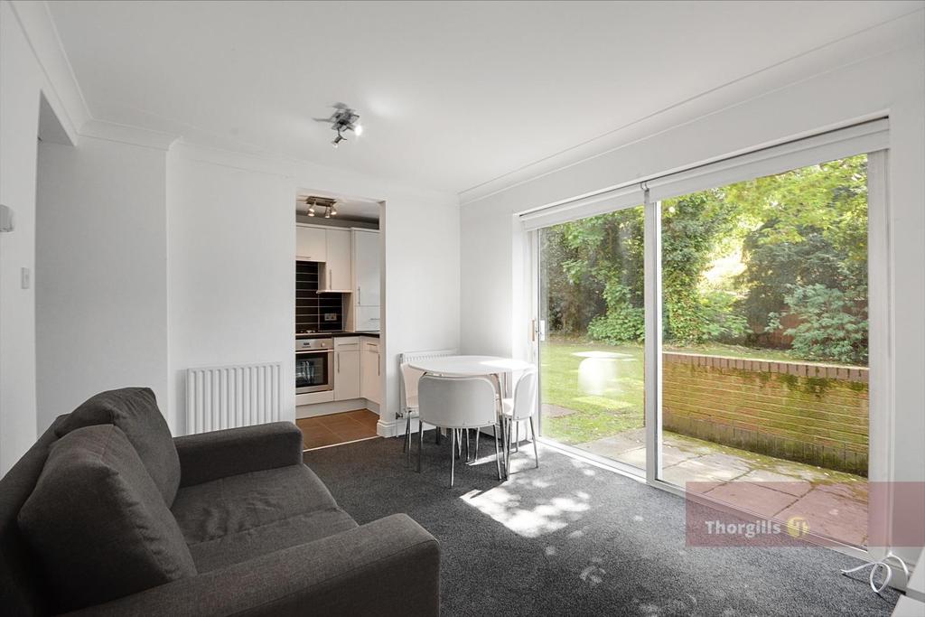Chiswick Plaza, Sutton Court Road, Chiswick 1 bed flat £1,250 pcm (£