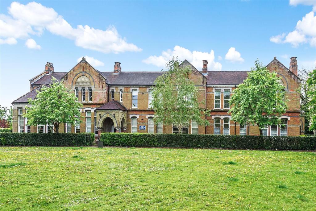 Cardwells Keep, Guildford 3 bed flat for sale £450,000