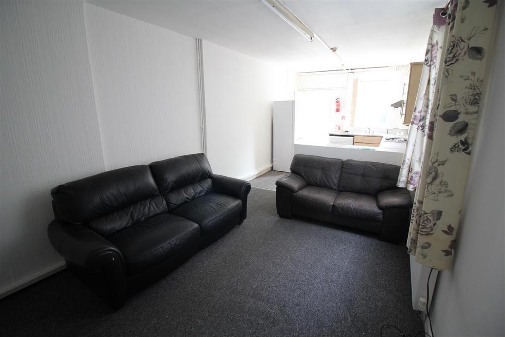 Lochaber Street, Roath, Cardiff 2 bed house £700 pcm (£162 pw)