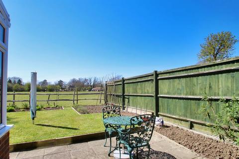 16 Ashcombe Drive, Edenbridge, TN8 6JY