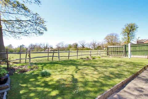 16 Ashcombe Drive, Edenbridge, TN8 6JY