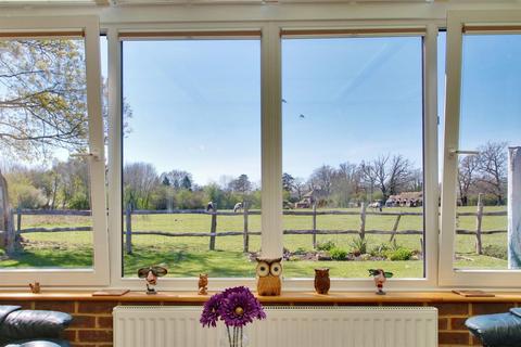 16 Ashcombe Drive, Edenbridge, TN8 6JY
