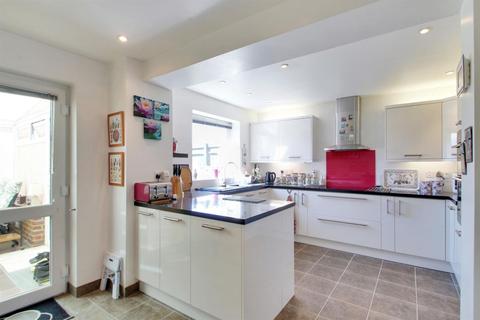 16 Ashcombe Drive, Edenbridge, TN8 6JY