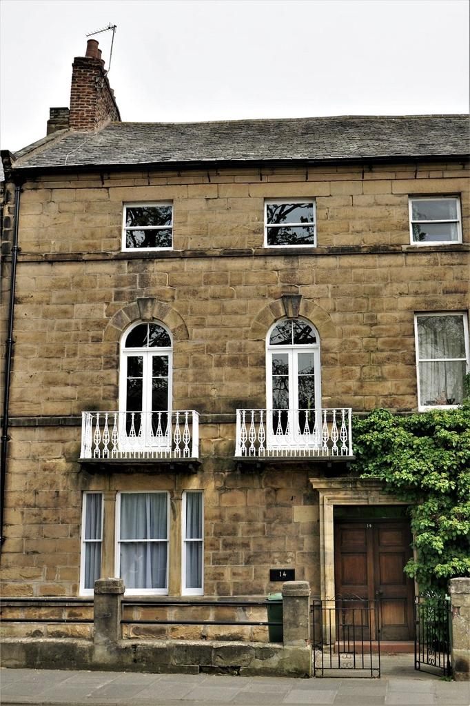 Bondgate Without, Alnwick, NE66 4 bed terraced house £1,250 pcm (£288 pw)