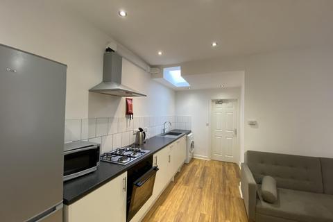 4 bedroom apartment to rent, Middle Street, Beeston, NG9 2AR