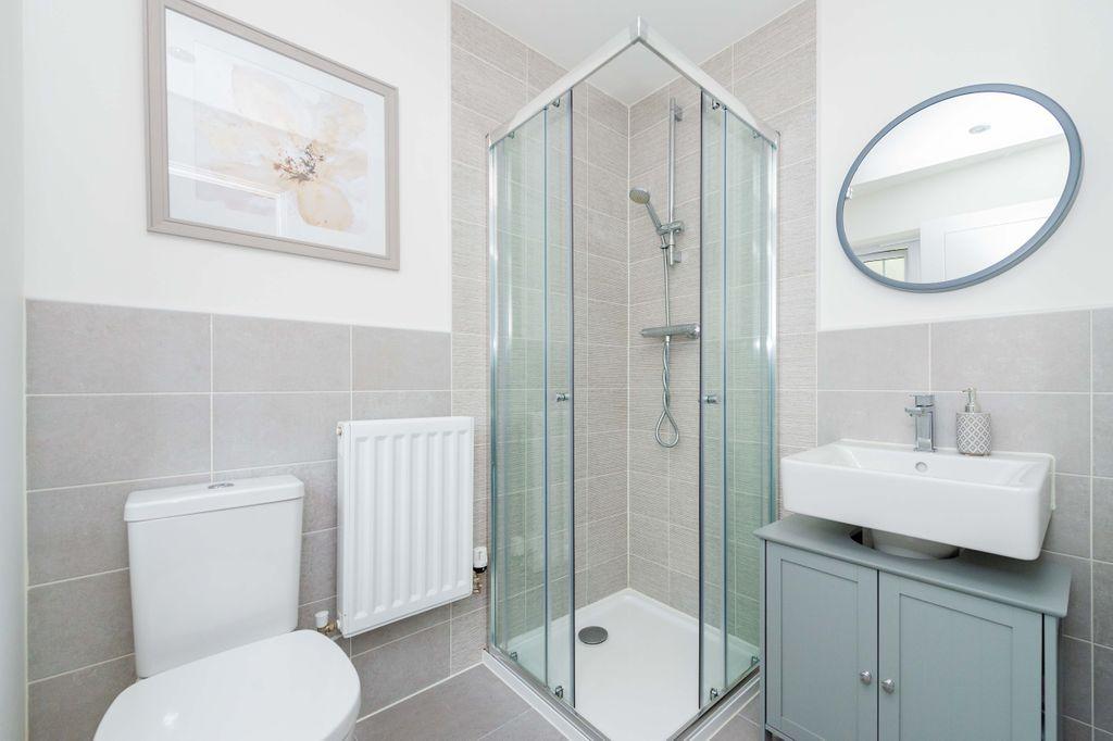 Master Bedroom  En-suite