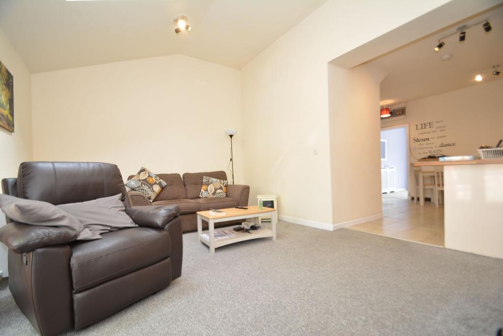 18 Kirkton Crescent, GLASGOW, G13 3AQ 3 bed end of terrace house £167,500
