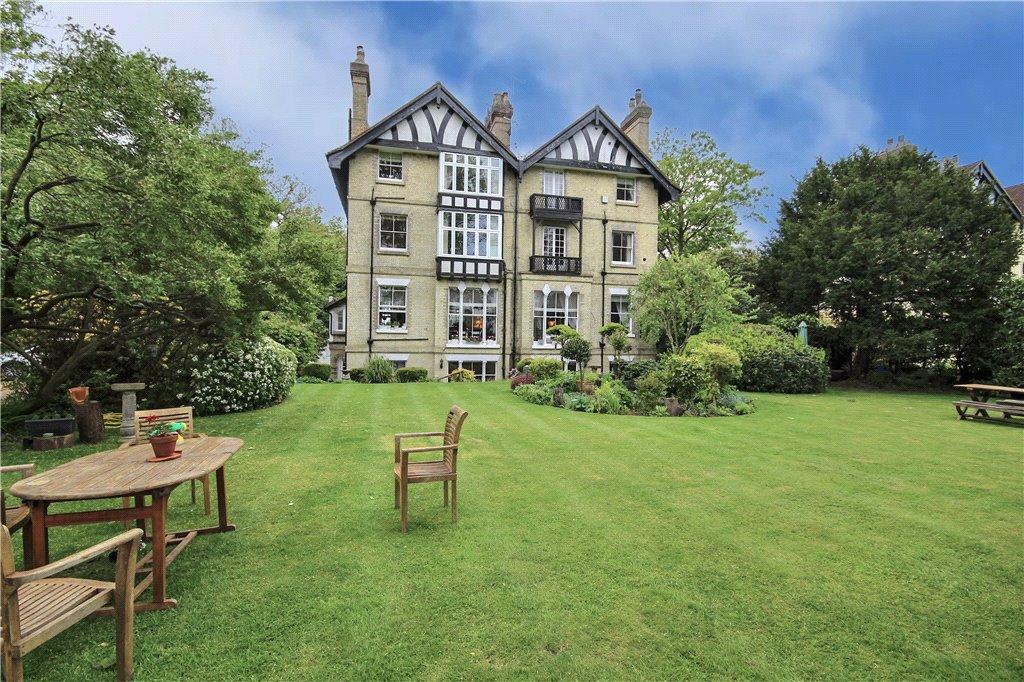 Coopers Hill Lane, Englefield Green, Surrey, TW20 2 bed apartment £