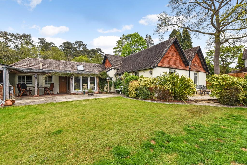 Grayshott Road, Headley Down, Hampshire 3 bed detached bungalow for