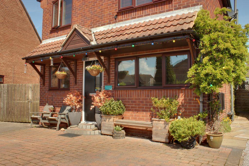 The Vale, Beverley HU17 0RD 3 bed detached house £250,000