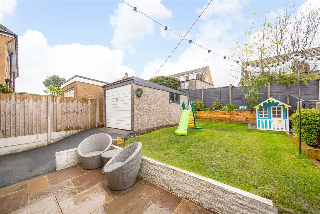 Linton Drive, Alwoodley, Leeds, LS17 8QL 3 bed semidetached house £