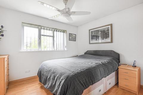 4 Brambledene Close, Woking, GU21 3HE