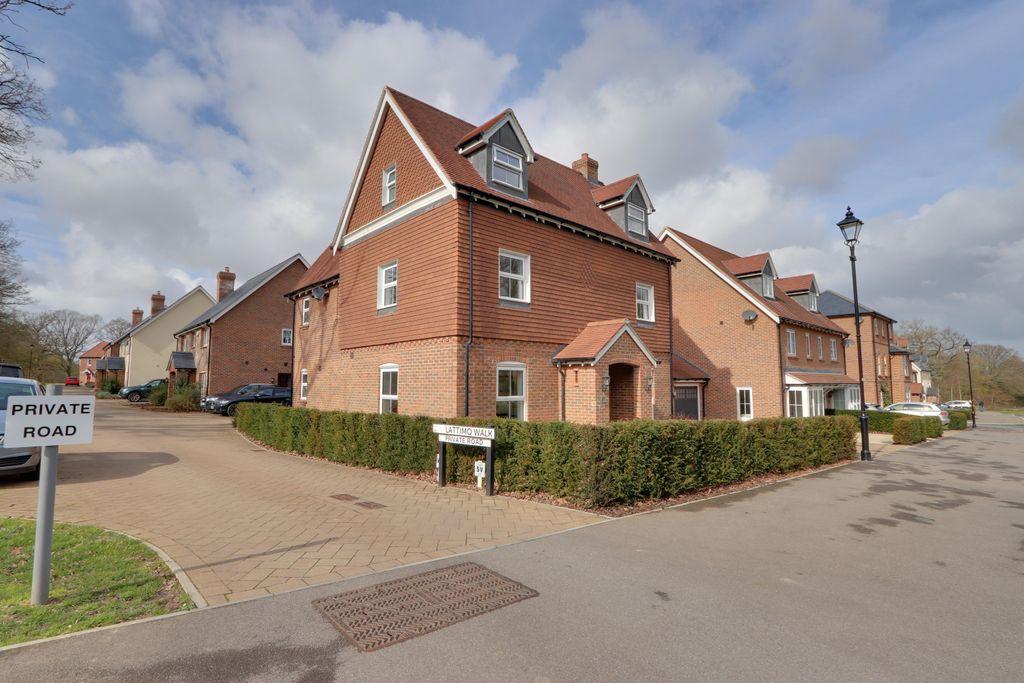 Parlour Drive, Vyne Park, Basingstoke RG24 8HR 4 bed detached house £
