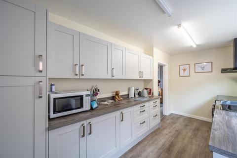 31 Brook Crescent, Kingswinford, DY6 9AT