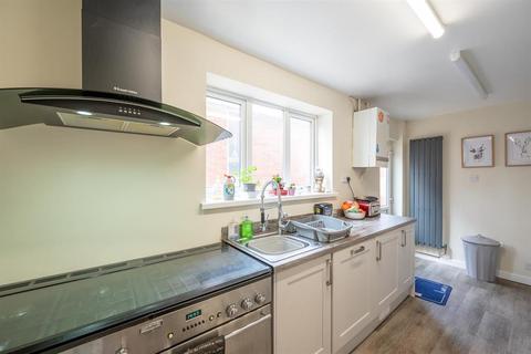 31 Brook Crescent, Kingswinford, DY6 9AT