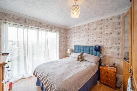31 Brook Crescent, Kingswinford, DY6 9AT