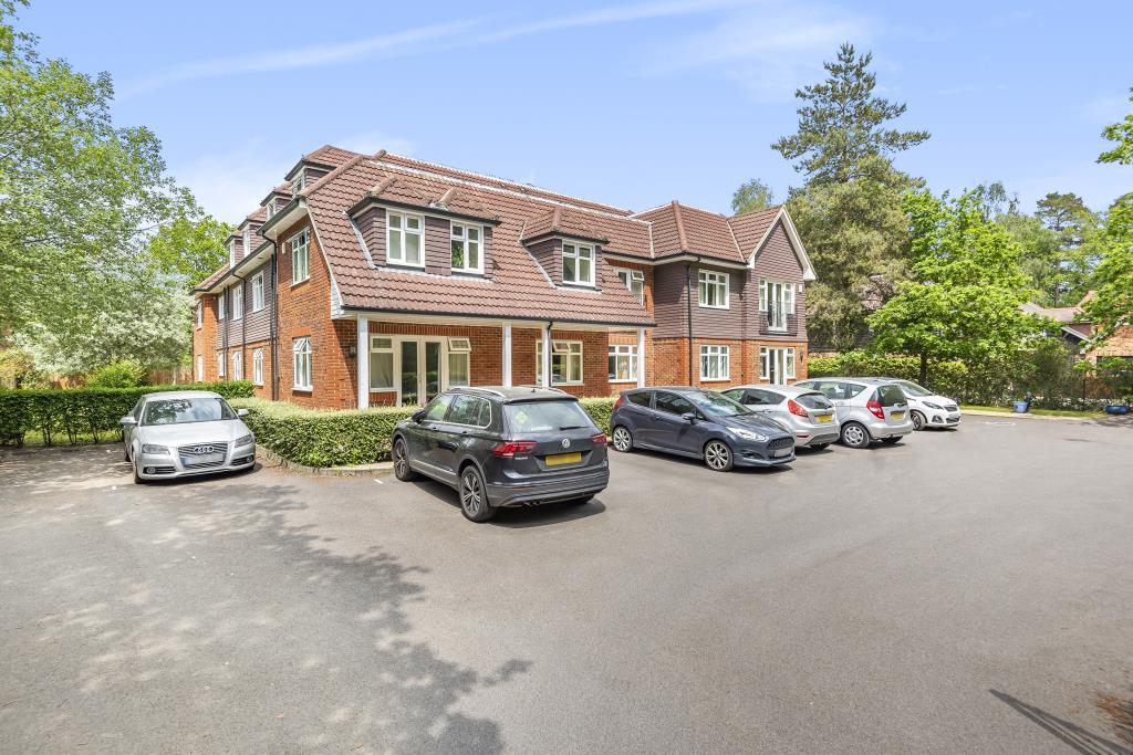 Nine Mile Ride, Wokingham, RG40 2 bed flat £400,000