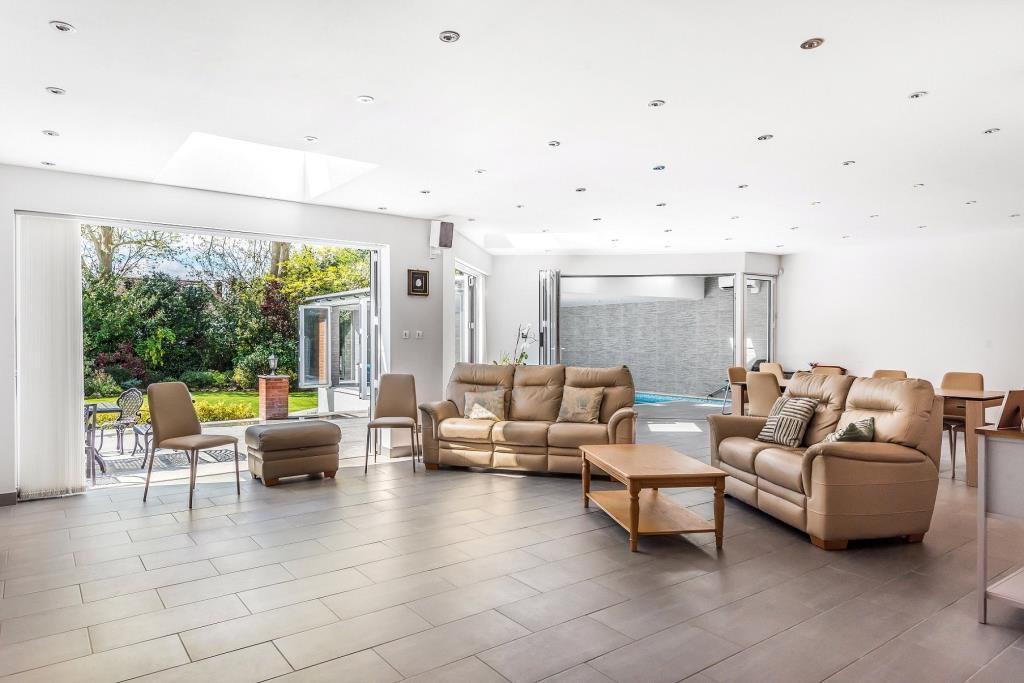 Allandale Avenue, London, N3 5 bed detached house £3,600,000