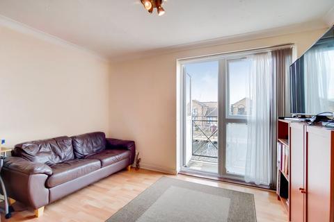 48 Falcon Way, London, E14 9UP