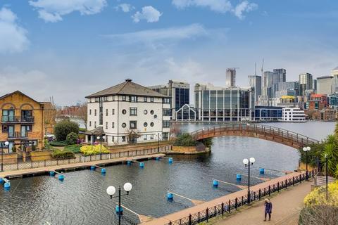 48 Falcon Way, London, E14 9UP