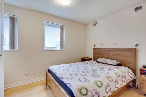 48 Falcon Way, London, E14 9UP