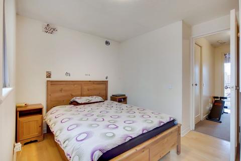 48 Falcon Way, London, E14 9UP