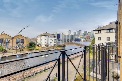 48 Falcon Way, London, E14 9UP