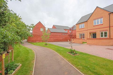 4 bedroom detached house for sale, George Parish Road, Banbury - Garage and large driveway