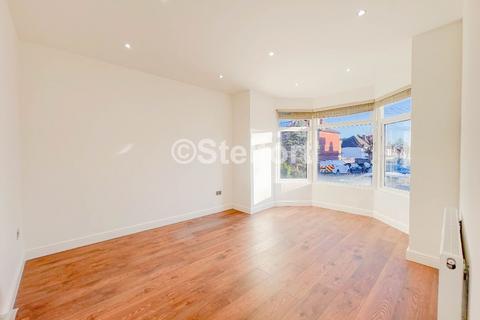 2 bedroom apartment to rent, Squires Lane, London, N3