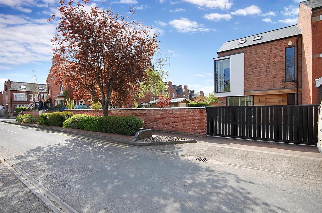 Mona Road, West Bridgford, Nottingham 4 bed link detached house £500,000