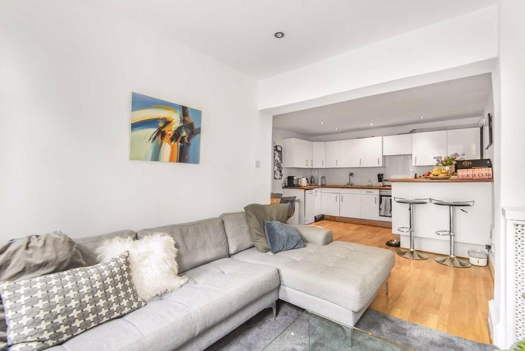 Bromfelde Road, LONDON 2 bed flat - £2,050 pcm (£473 pw)