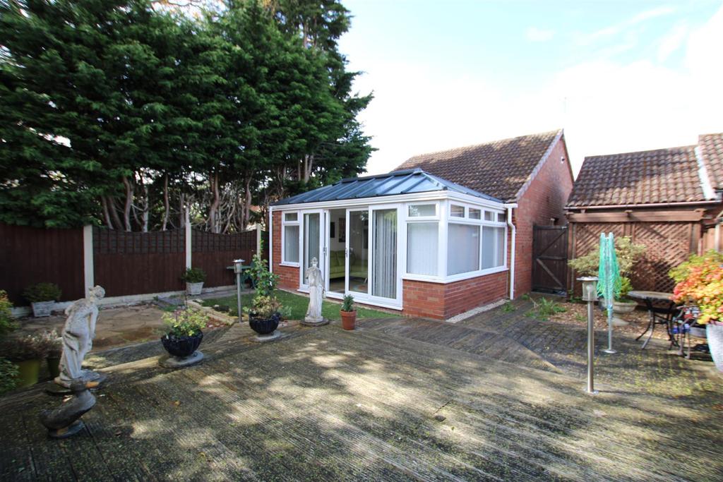 Bowler Road, Northway, Tewkesbury 2 bed bungalow £895 pcm (£207 pw)