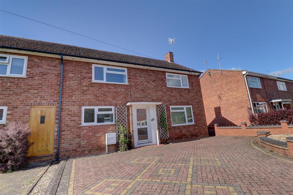 Farleigh Road, Pershore 3 bed semidetached house £895 pcm (£207 pw)