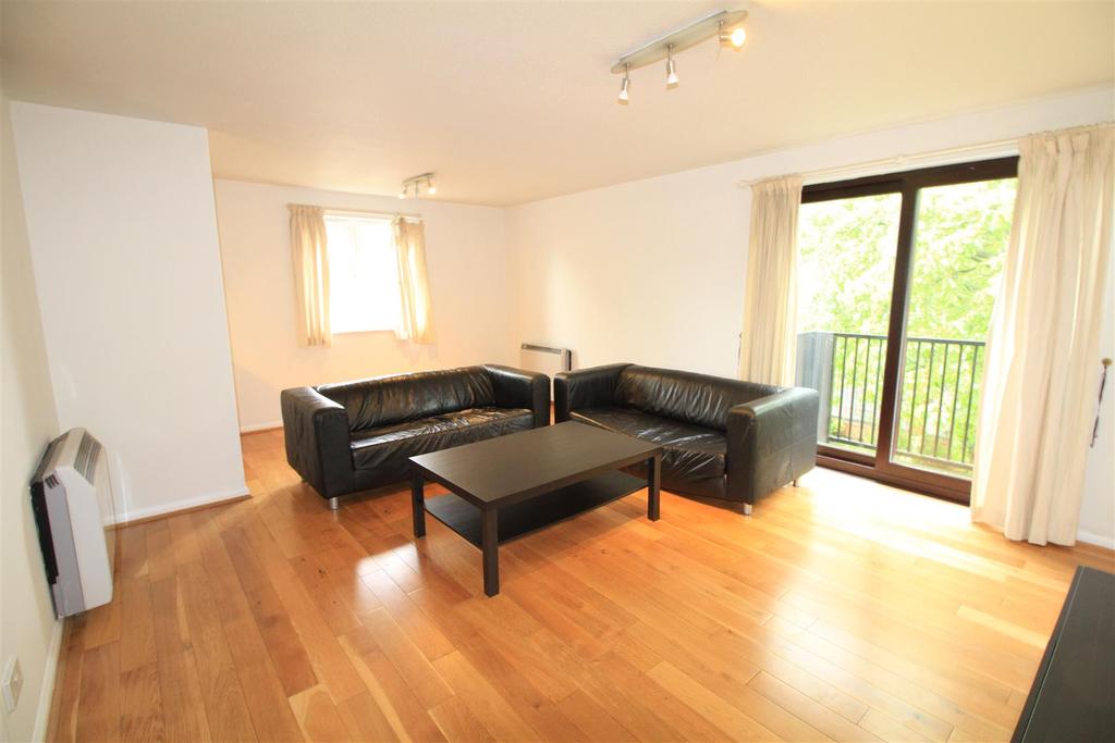Flamingo Court, Castle Marina, Nottingham 2 bed duplex £750 pcm (£173 pw)