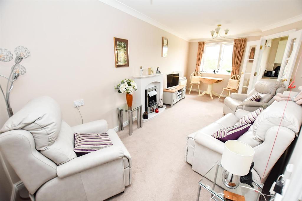 Tylers Ride, South Woodham Ferrers 2 bed retirement property £220,000