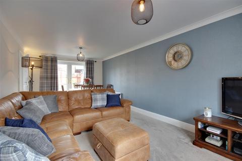 32 Augustus Drive, Brough, HU15 1DH