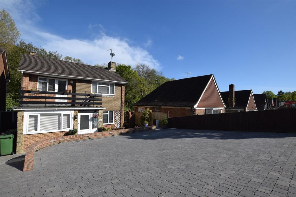 Ironlatch Avenue, St. LeonardsOnSea 5 bed detached house £450,000